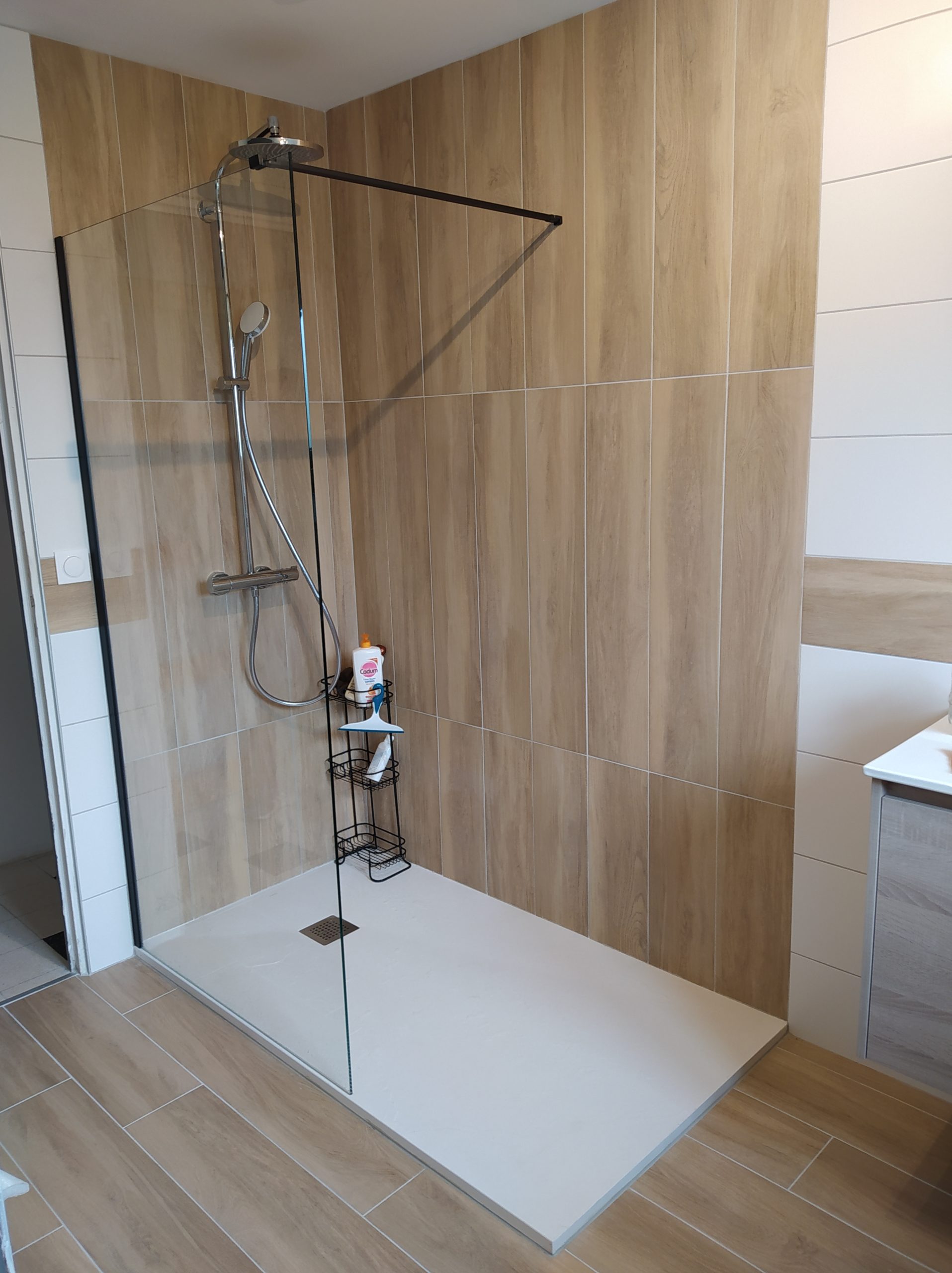 salle bain scandinave bois minimaliste douche