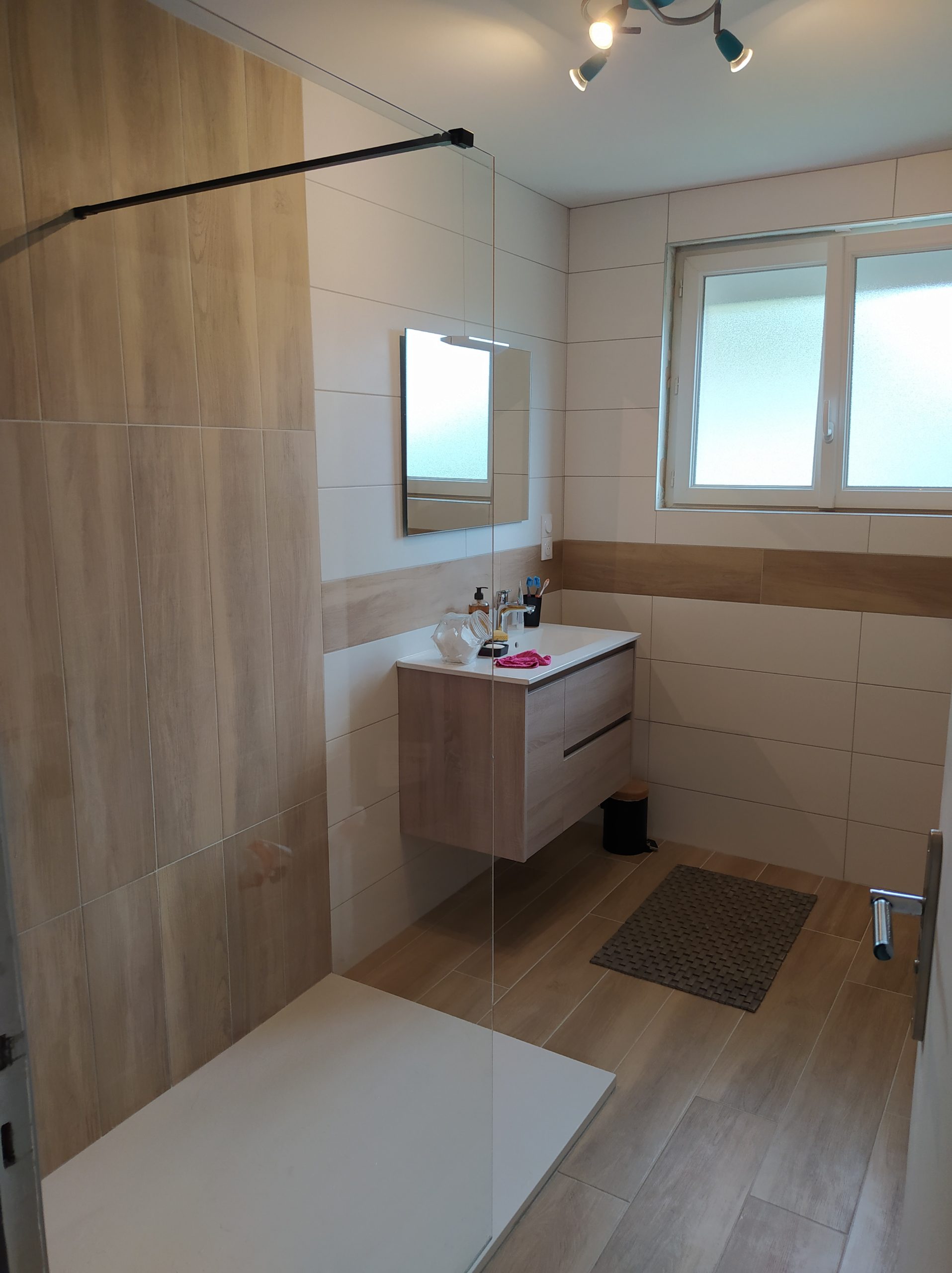 salle bain scandinave bois minimaliste douche