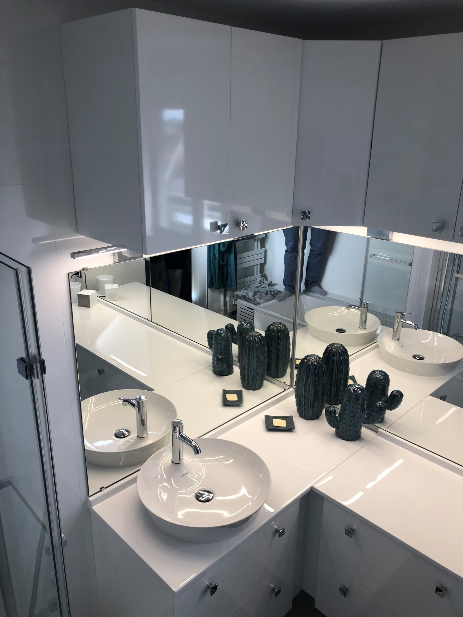projet salle bain sur-mesure pratique sobre mobilier vasque miroir apres