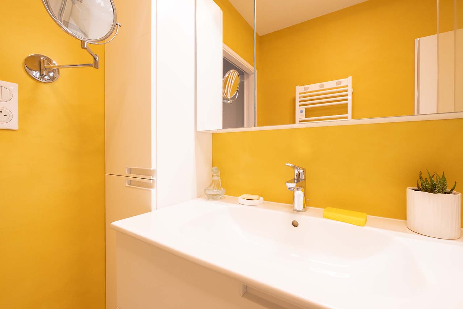 projet salle bain sur mesure jaune vitamine colore