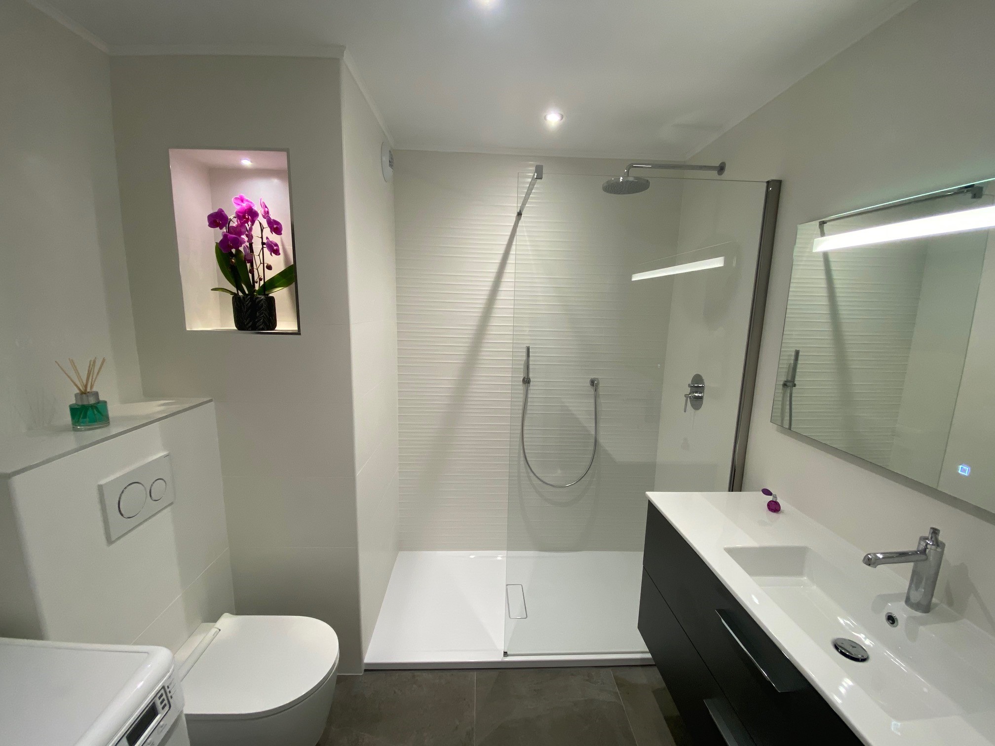 projet salle bain spacieuse baignoire vasque apres moderne