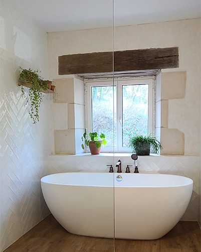 Renovation salle bain boheme chic baignoire laiton bois par s2ed Poitiers 86