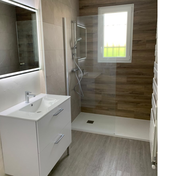 salle-bain-moderne-grise-contemporaine-apres-sani-acces-la-rochelle