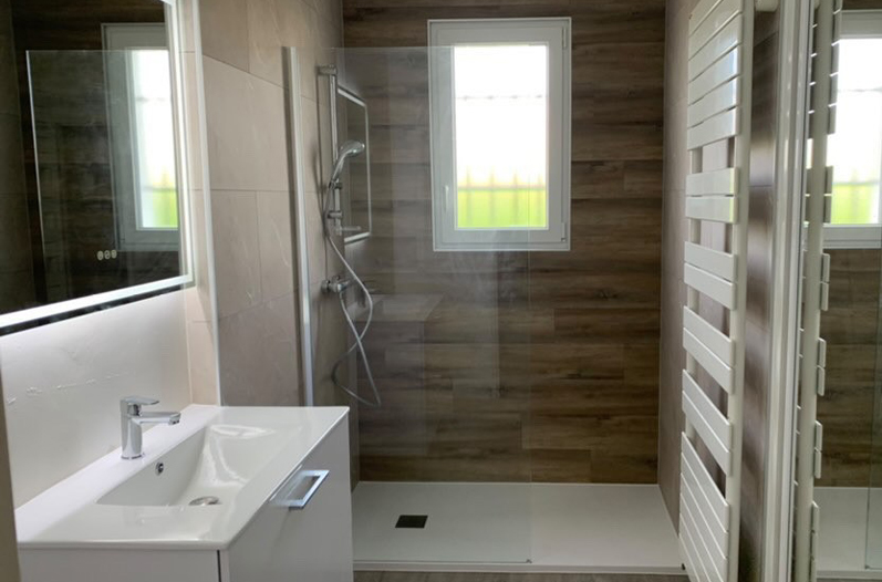 Rénovation salle de bain douche apres moderne contemporaine par Sani-acces La Rochelle (17)