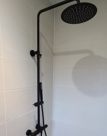 Renovation salle bain colonne douche noir loft-industriel