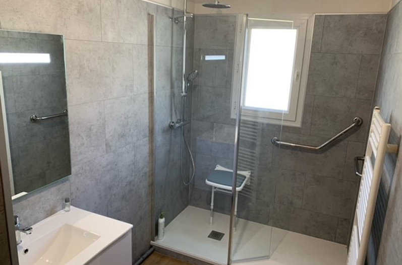 Rénovation salle de bain douche apres moderne contemporaine par Sani-acces La Rochelle (17)