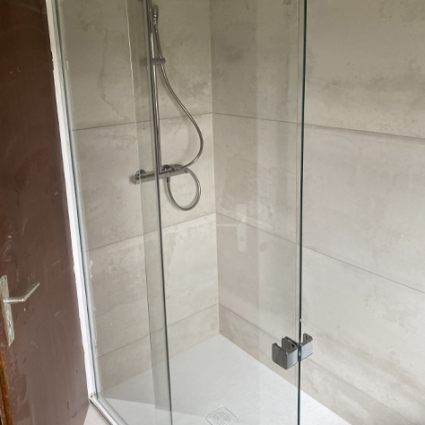 Renovation salle de bain paroi douche nature zen bois