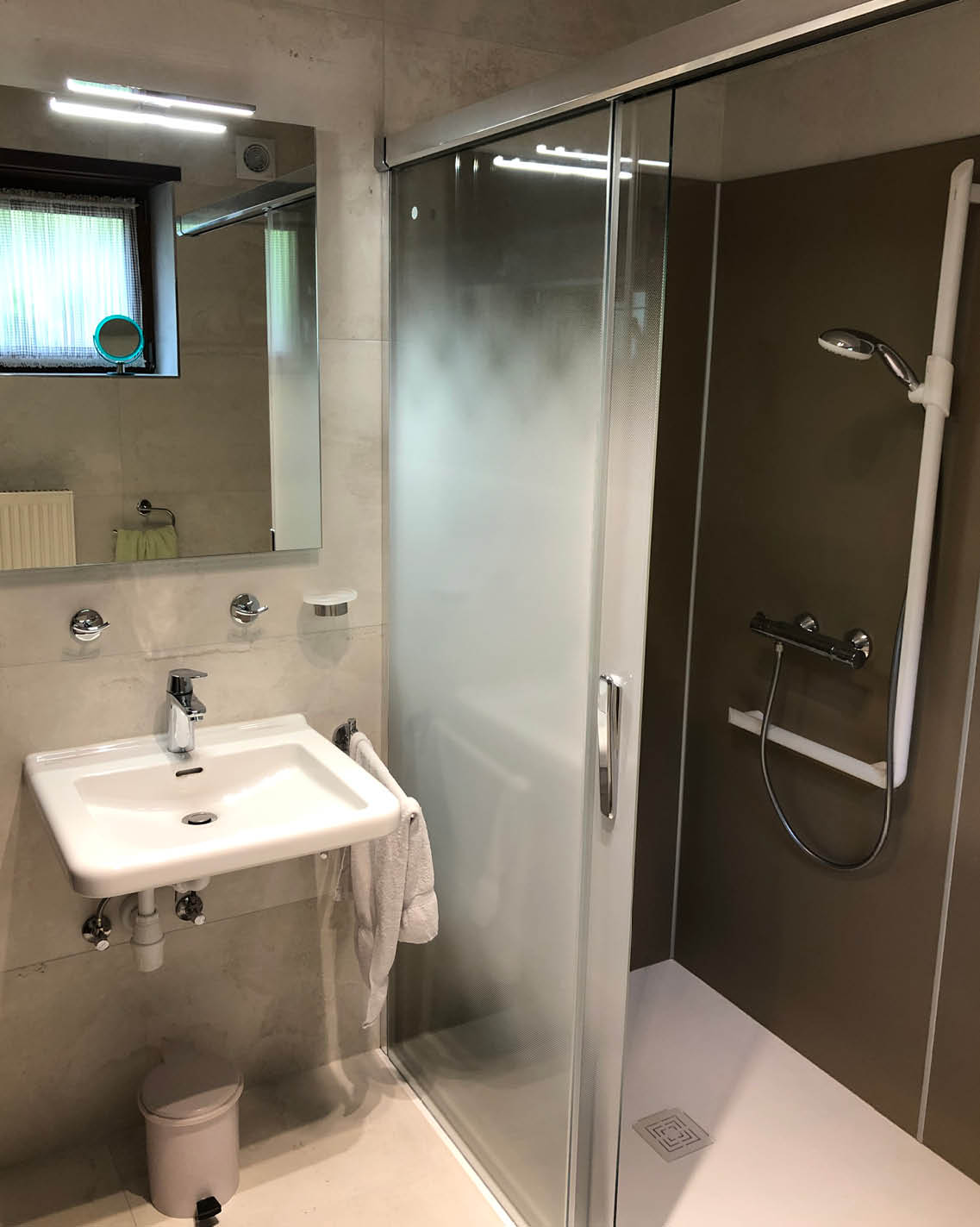 Renovation salle de bain douche nature zen bois par installateur Dorkel à Metz 57