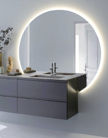 Miroir REFLET ORBE GAUCHE, de la marque SANIJURA, rétro-éclairage, chemin de LED à l'arrière du mioir