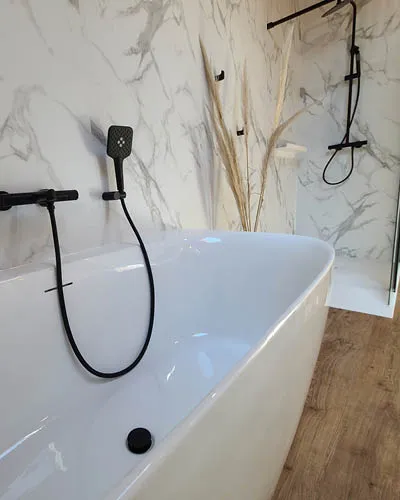 projet renovation salle bain contemporaine marbre bois baignoire S2ED Montamise 86 photo apres