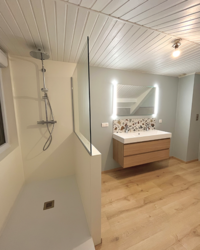 salle de bain contemporaine et chaleureuse Myotte et cie Orchamp Varennes après