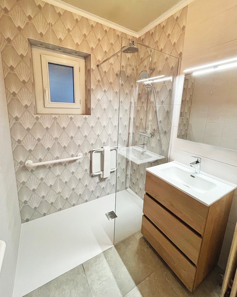 Création d'une salle de bains sénior en Bourgogne par Myotte et Cie (25) photo après