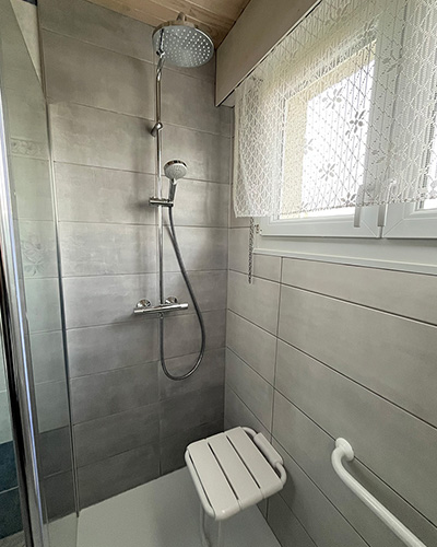 Remplacement d'une baignoire par une douche sénior dans le Doubs 25) par Myotte, photo après