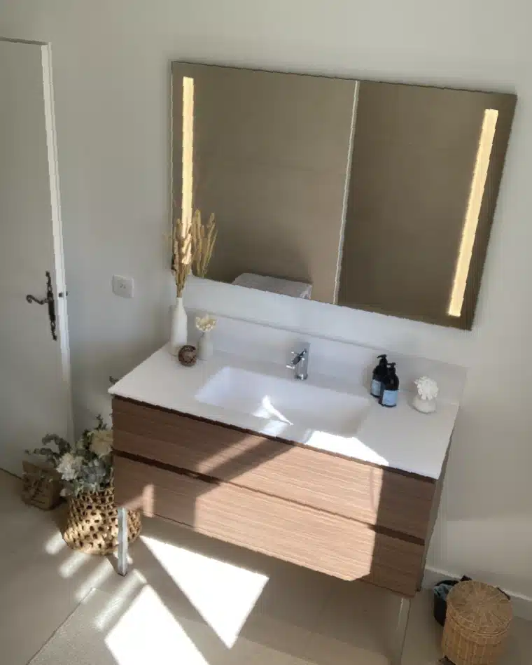 salle de bains contemporaine et zen par Maciejowski sur Limoges (87), photo après - robinetterie Modernisation d'une salle de bains, par Maciejowski sur Limoges (17), photo meuble