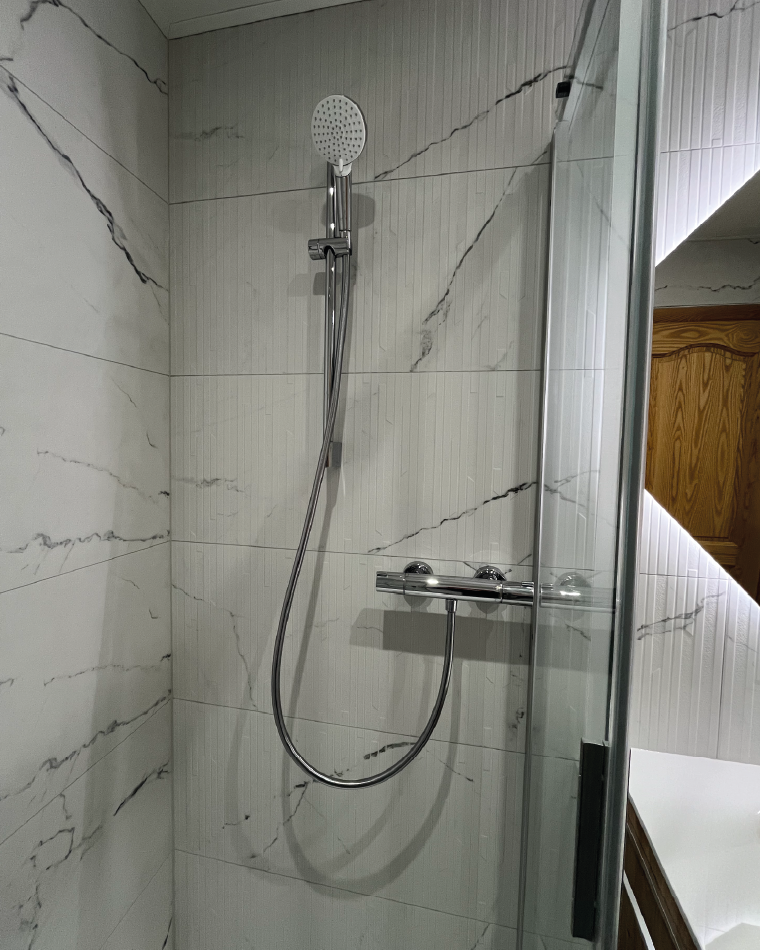 Rénovation complète d'une salle de bains par Myotte de Villers-Le-Lac (25), photo après Rénovation complète d'une salle de bains par Myotte dans le Doubs (25), photo après
