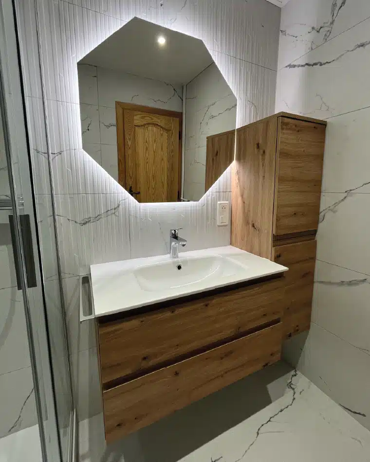 Rénovation complète d'une salle de bains par Myotte de Villers-Le-Lac (25), photo après Rénovation complète d'une salle de bains par Myotte dans le Doubs (25), photo après cuvette
