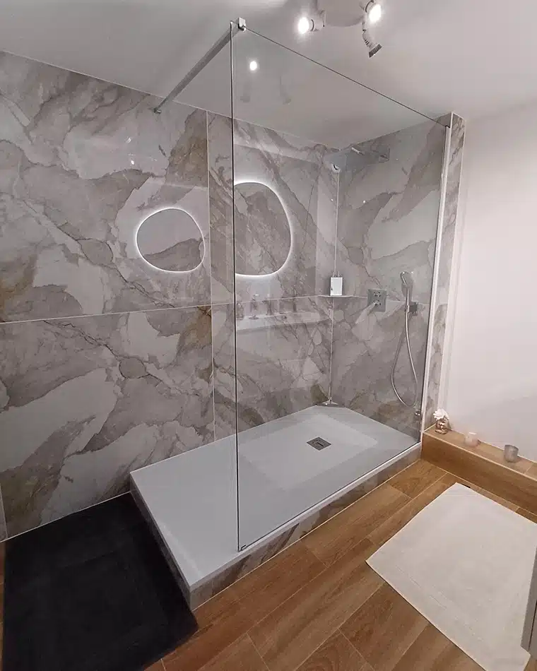 projet-renovation-salle-bain-douche-BAILLOEUIL-APRES salle de bains classique art déco par Bailloeuil sur Perpignan (66), photo après sèche serviette