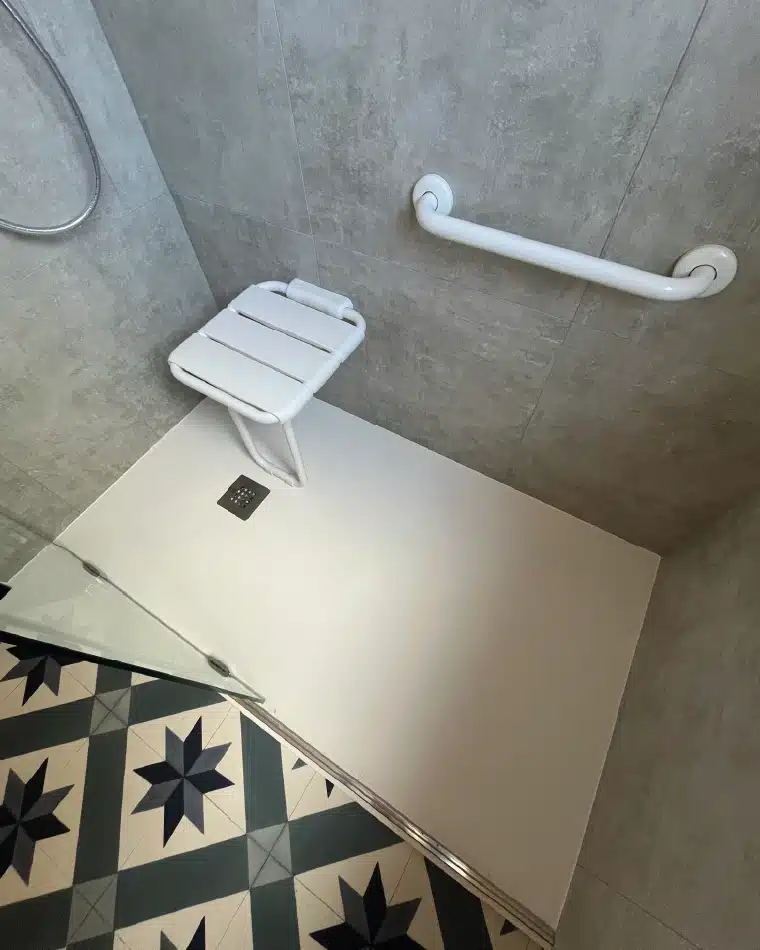 Rénovation complète d'une salle de bains par Myotte dans le Doubs (25), photo après Rénovation complète d'une salle de bains par Myotte dans le Doubs (25), photo après cuvette