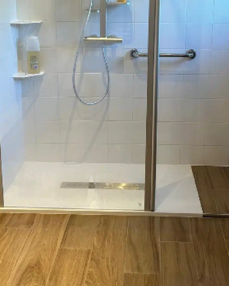 projet-renovation-salle-bain-douche-BAILLOEUIL-APRES salle de bains classique art déco par Bailloeuil sur Perpignan (66), photo après sèche serviette