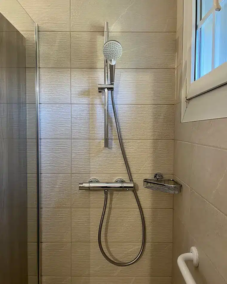 projet-renovation-salle-de-bains-douche-myotte-apres Rénovation complète d'une salle de bains par Myotte dans le Doubs (25), photo après