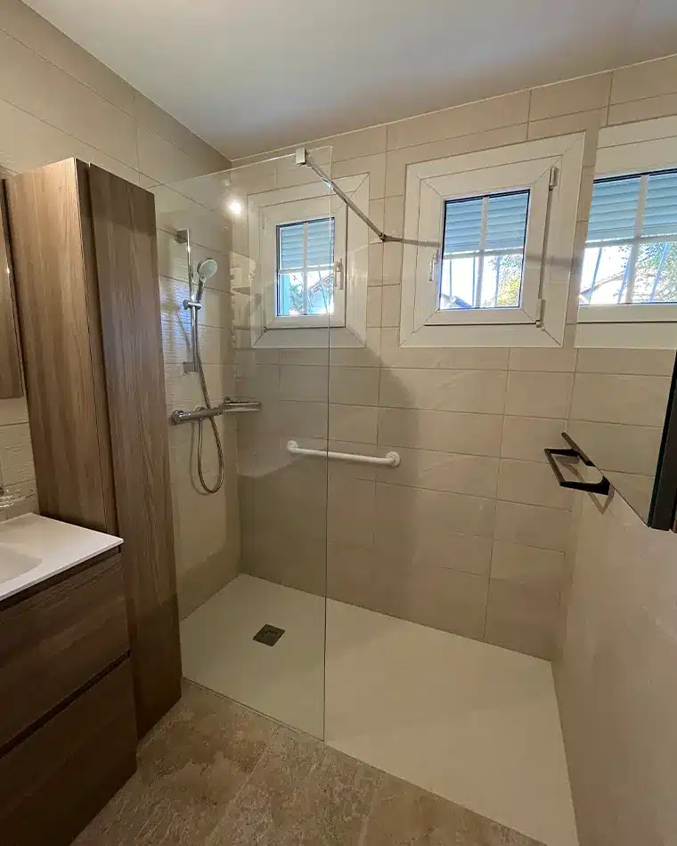 projet-renovation-salle-de-bains-douche-myotte-apres Rénovation complète d'une salle de bains par Myotte dans le Doubs (25), photo après cuvette