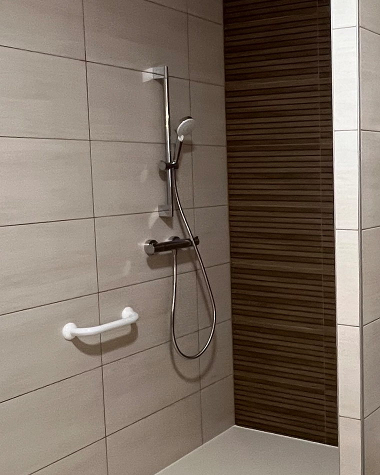 Rénovation complète d'une salle de bains par Myotte dans le Doubs (25), photo après cuvette