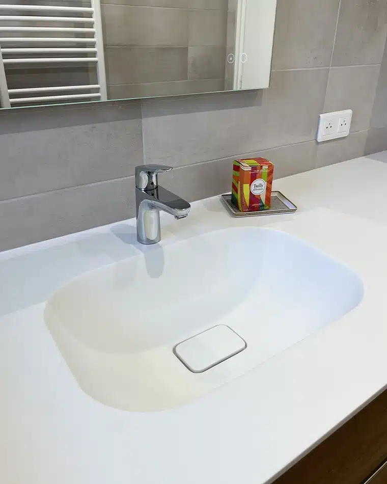 projet-renovation-salle-bains-douche-MYOTTE-APRES Rénovation complète d'une salle de bains par Myotte dans le Doubs (25), photo après cuvette
