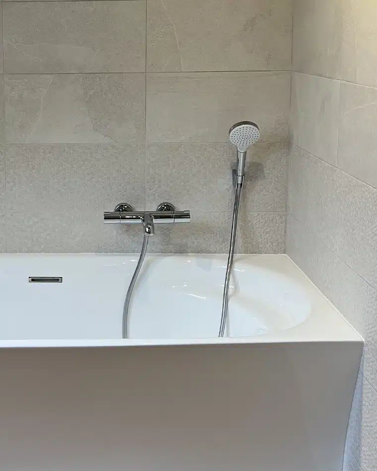 Rénovation complète d'une salle de bains par Myotte dans le Doubs (25), photo après cuvette