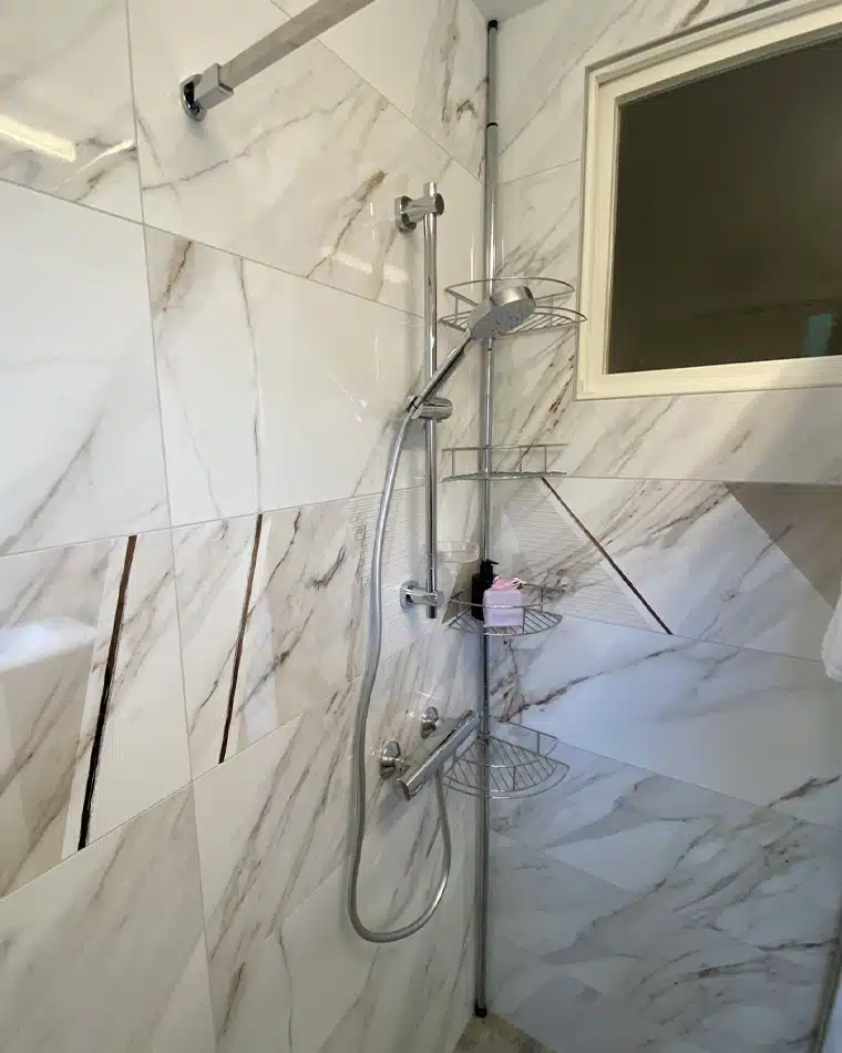 projet-renovation-salle-bains-douche-MACIEJOWSKI-APRES Modernisation d'une salle de bains, par Maciejowski sur Limoges (17), photo baignoire