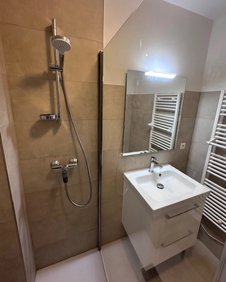 rénovation salle de bain, par Dalmasso sur Antibes (06), photo tablette design