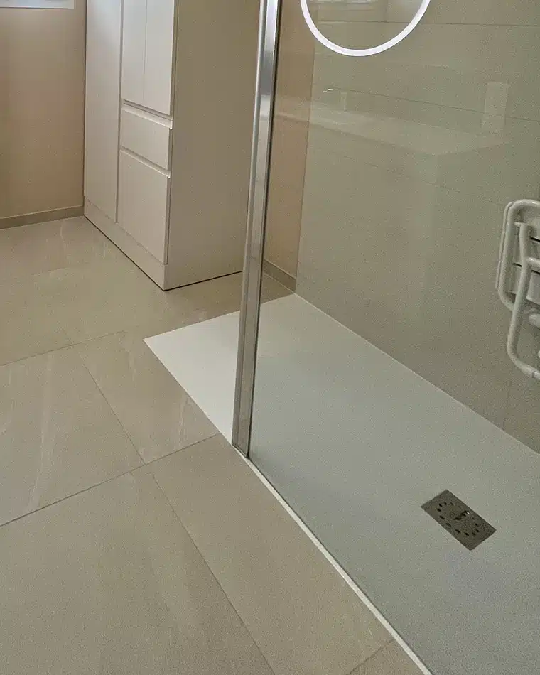 projet-renovation-salle-bains-douche-MYOTTE-APRES Rénovation complète d'une salle de bains par Myotte dans le Doubs (25), photo après