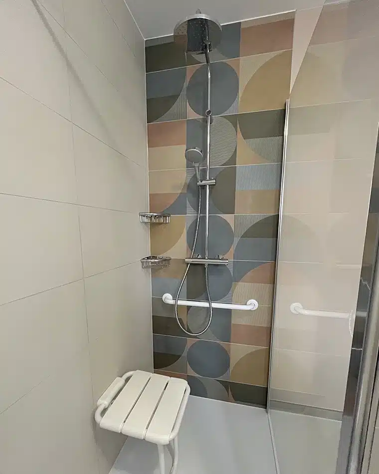 projet-renovation-salle-bains-douche-MYOTTE-APRES Rénovation complète d'une salle de bains par Myotte dans le Doubs (25), photo après cuvette