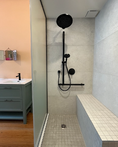 projet-renovation-salle-bains-douche-myotte-3D Rénovation complète d'une salle de bains par Myotte dans le Doubs (25), image 3D