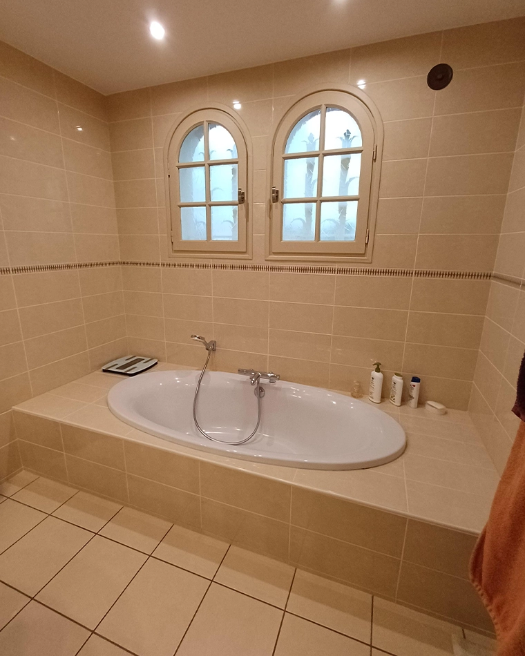 projet-renovation-salle-bains-douche-BAILLOEUIL-AVANT salle de bains classique art déco par Bailloeuil sur Perpignan (66), photo avant