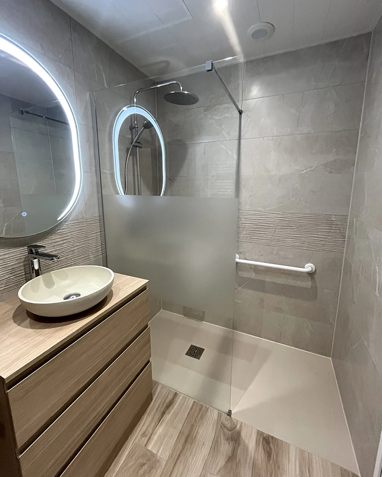 projet-renovation-salle-bains-douche-myotte-APRES Rénovation complète d'une salle de bains par Myotte dans le Doubs (25), photo après