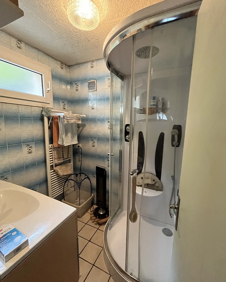 projet-renovation-salle-bains-douche-myotte-AVANT Rénovation complète d'une salle de bains par Myotte dans le Doubs (25), photo avant