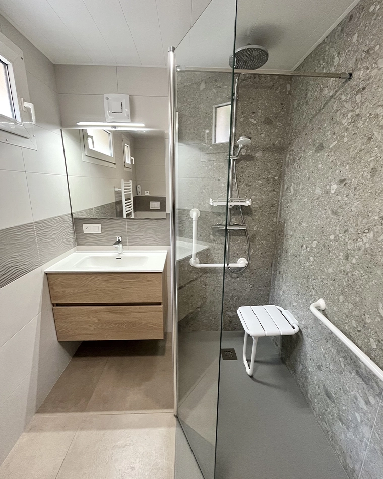 projet-renovation-salle-bains-douche-myotte-APRES Rénovation complète d'une salle de bains par Myotte dans le Doubs (25), photo après