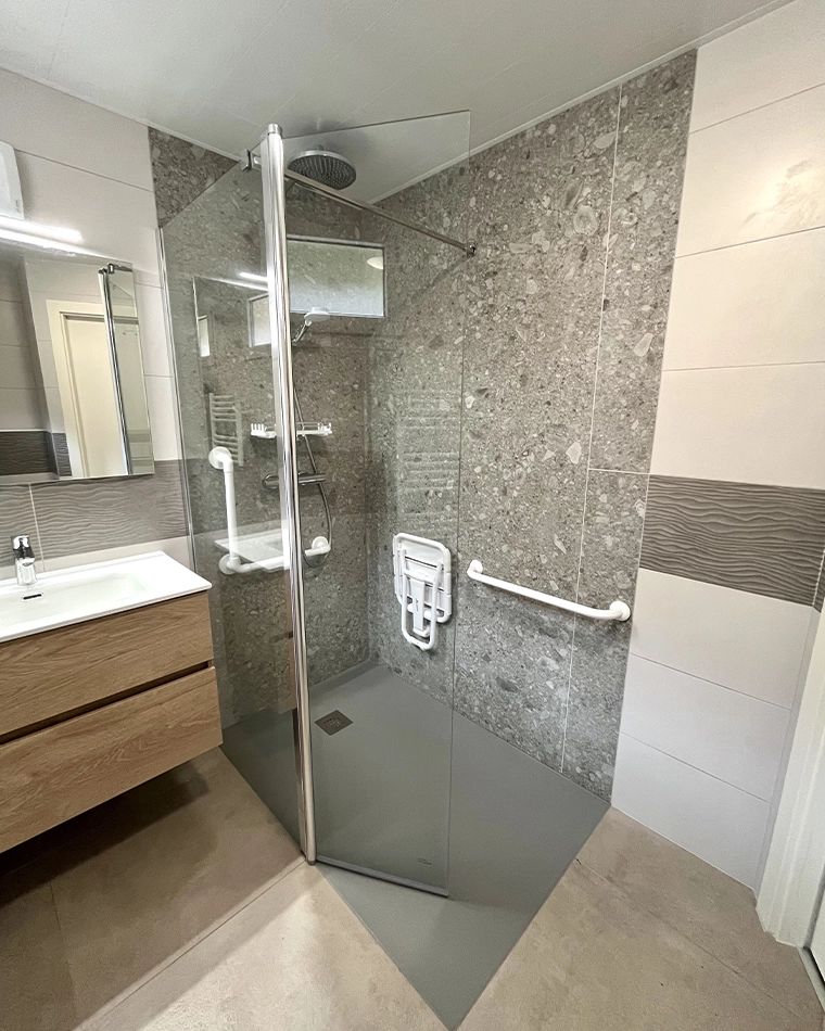 projet-renovation-salle-bains-douche-myotte-APRES Rénovation complète d'une salle de bains par Myotte dans le Doubs (25), photo après