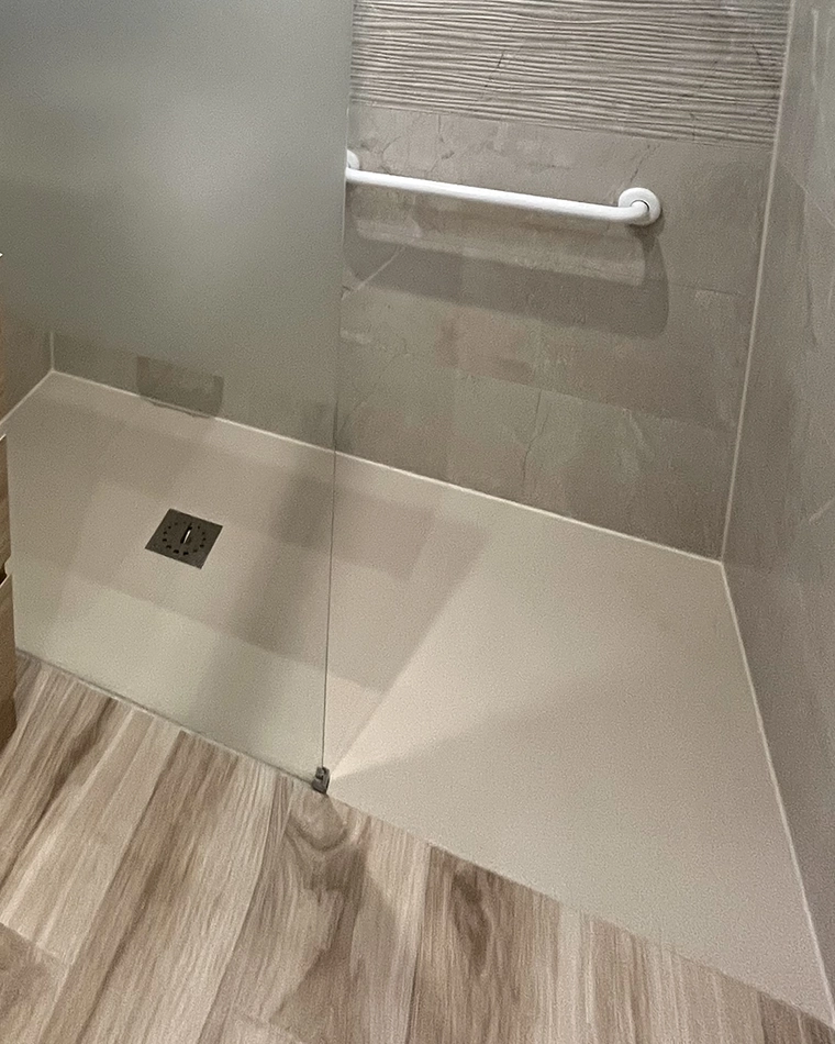 projet-renovation-salle-bains-douche-myotte-APRES Rénovation complète d'une salle de bains par Myotte dans le Doubs (25), photo après