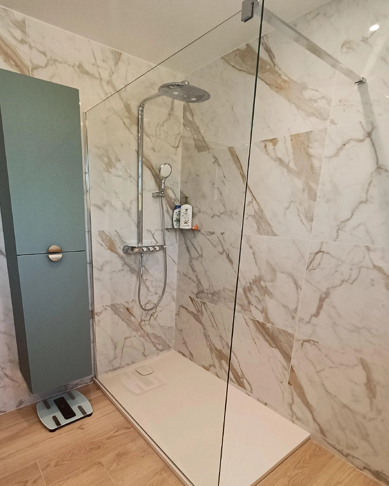 projet-renovation-salle-bains-douche-BAILLOEUIL-APRES salle de bains classique art déco par Bailloeuil sur Perpignan (66), photo après colonne de douche