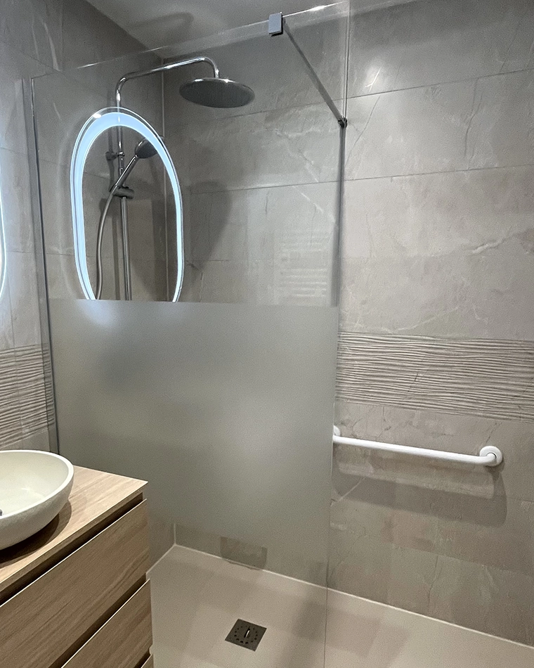 projet-renovation-salle-bains-douche-myotte-APRES Rénovation complète d'une salle de bains par Myotte dans le Doubs (25), photo après cuvette