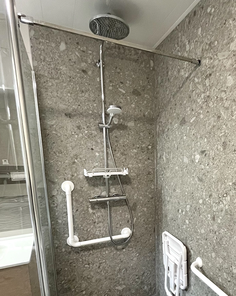 projet-renovation-salle-bains-douche-myotte-APRES Rénovation complète d'une salle de bains par Myotte dans le Doubs (25), photo après
