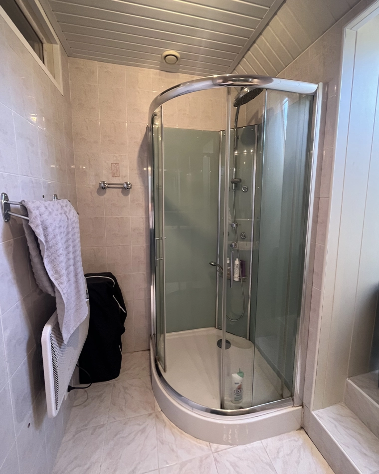 projet-renovation-salle-bains-douche-myotte-AVANT Rénovation complète d'une salle de bains par Myotte dans le Doubs (25), photo avant