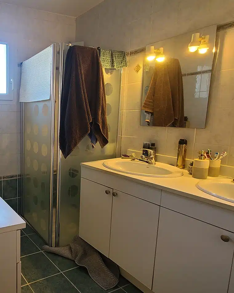projet-renovation-salle-bains-douche-S2ED-AVANT salle de bains chic et contemporaine par S2ED sur Poitiers (86), photo après