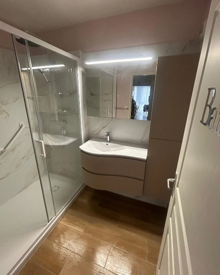 salle de bains classique art déco par Bailloeuil sur Perpignan (66), photo après colonne de douche