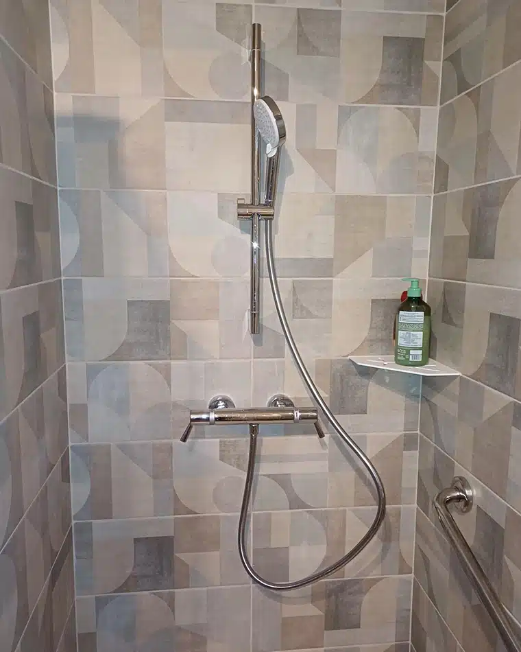 salle de bains classique art déco par Bailloeuil sur Perpignan (66), photo après colonne de douche