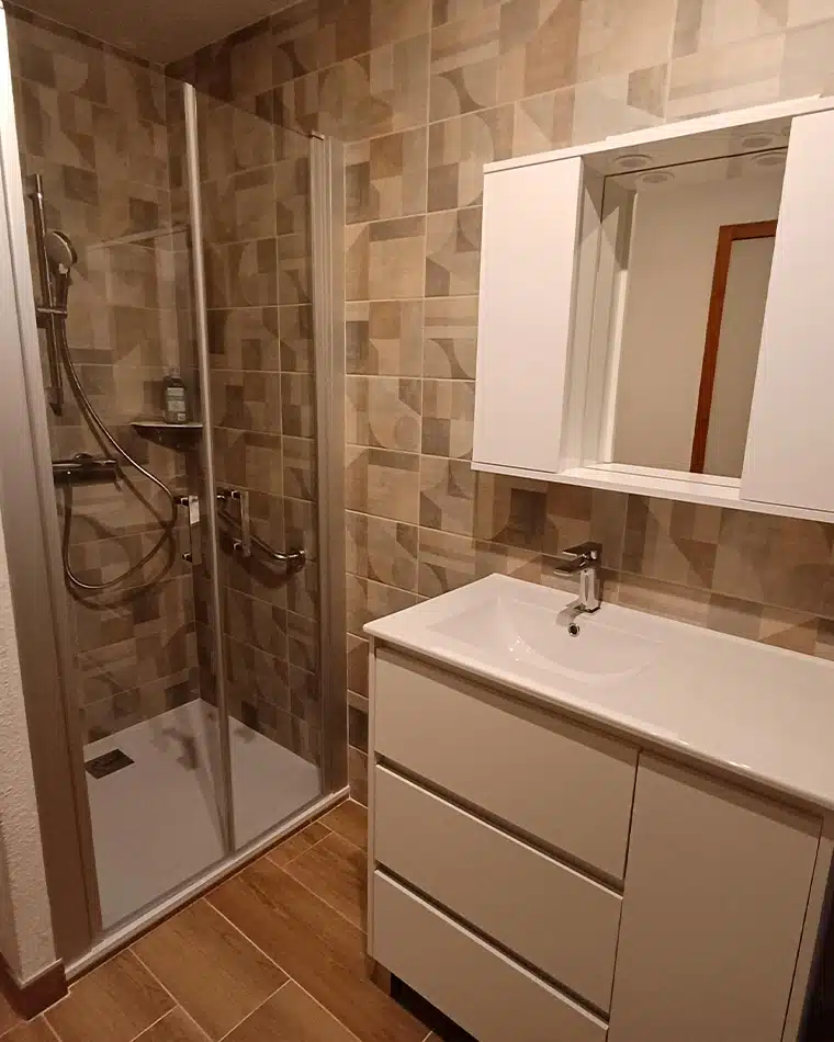 salle de bains classique art déco par Bailloeuil sur Perpignan (66), photo après vasque