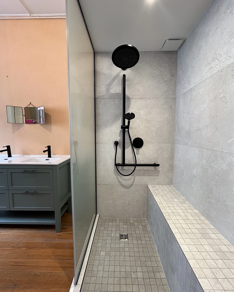 projet-renovation-salle-bains-douche-myotte-APRES Rénovation complète d'une salle de bains par Myotte dans le Doubs (25), photo après