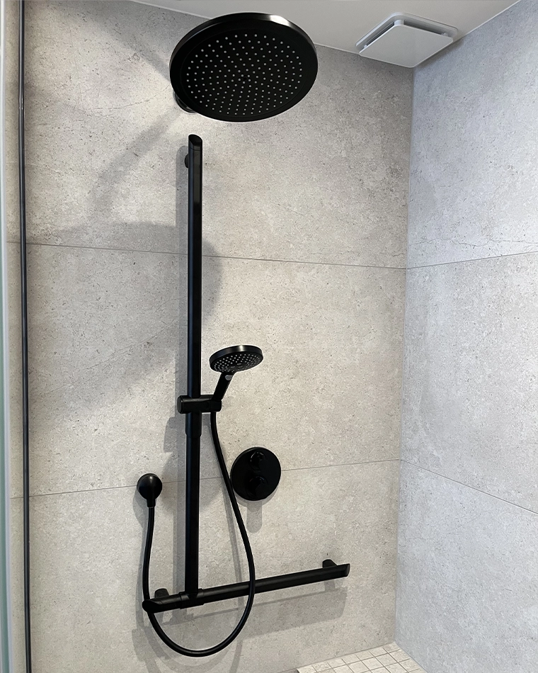 projet-renovation-salle-bains-douche-myotte-APRES Rénovation complète d'une salle de bains par Myotte dans le Doubs (25), photo après