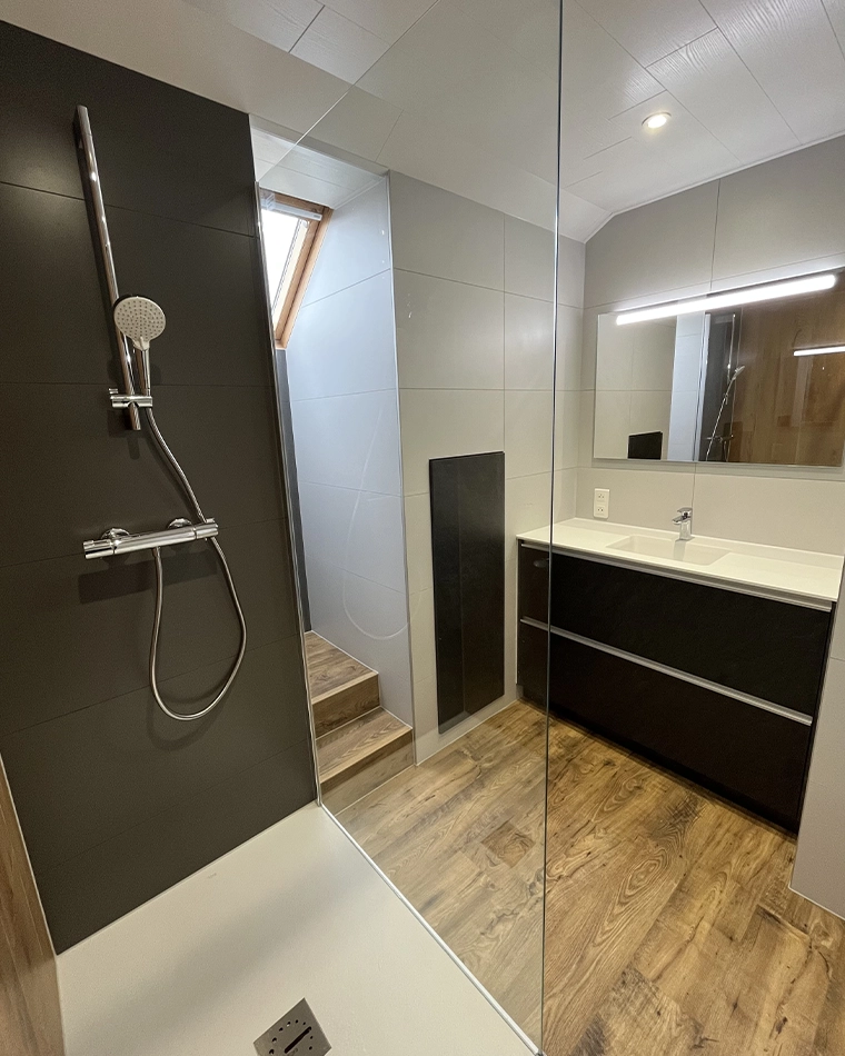 projet-renovation-salle-bains-douche-myotte-APRES Rénovation complète d'une salle de bains par Myotte dans le Doubs (25), photo après